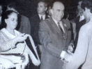 فرخ‌رو پارسا در کنار  هویدا
