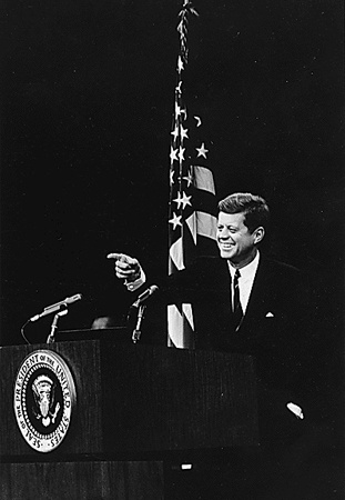 رمز سخنرانی‌های موفق کندی چه بود؟