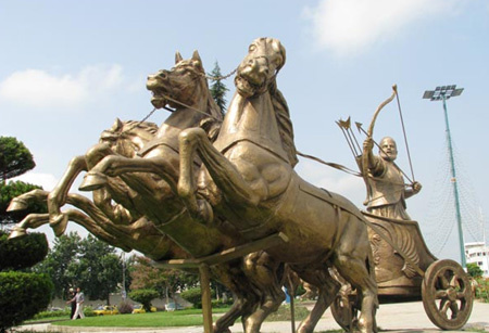 رئیس شورای شهر ساری در گفت‌وگو با تاریخ ایرانی: مجسمه‌‌های اسب‌ها در انبار شهرداری ساری نگهداری می‌شود